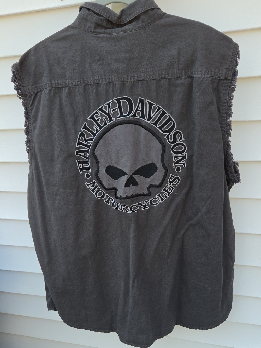 NWT Harley-Davidson Gray Sleeveless Button-Up Shirt with Skull Embroidery